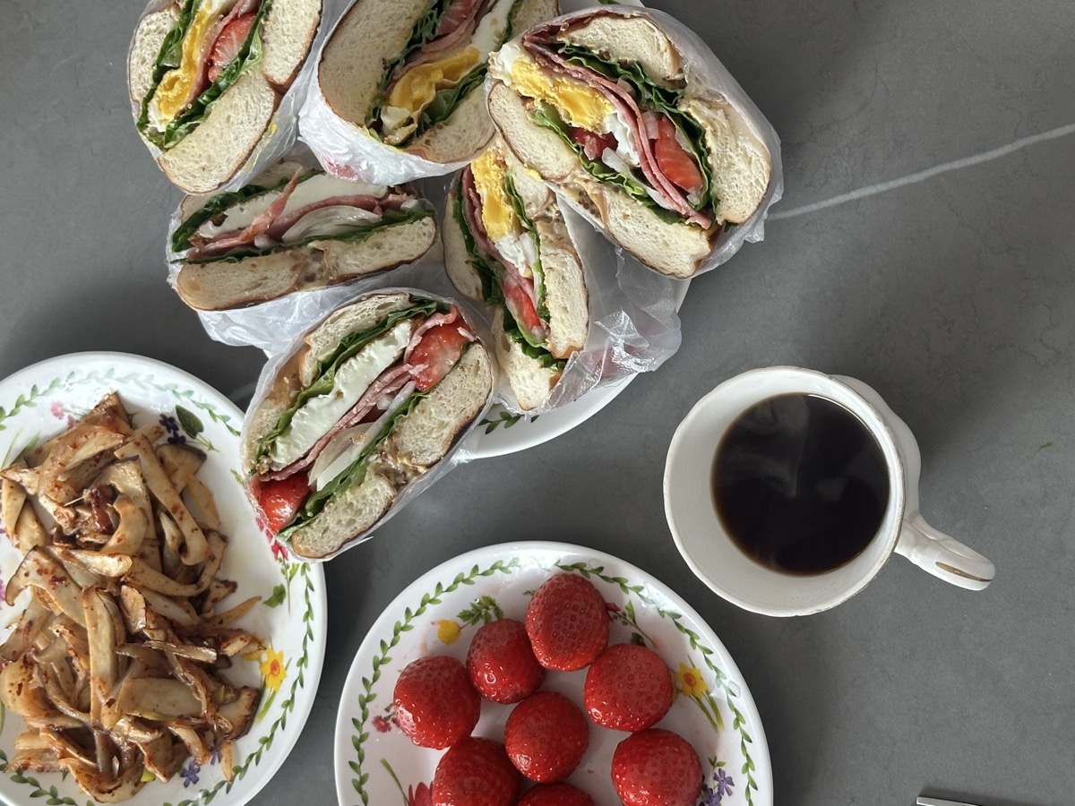 아침 샌드위치와 딸기, 커피