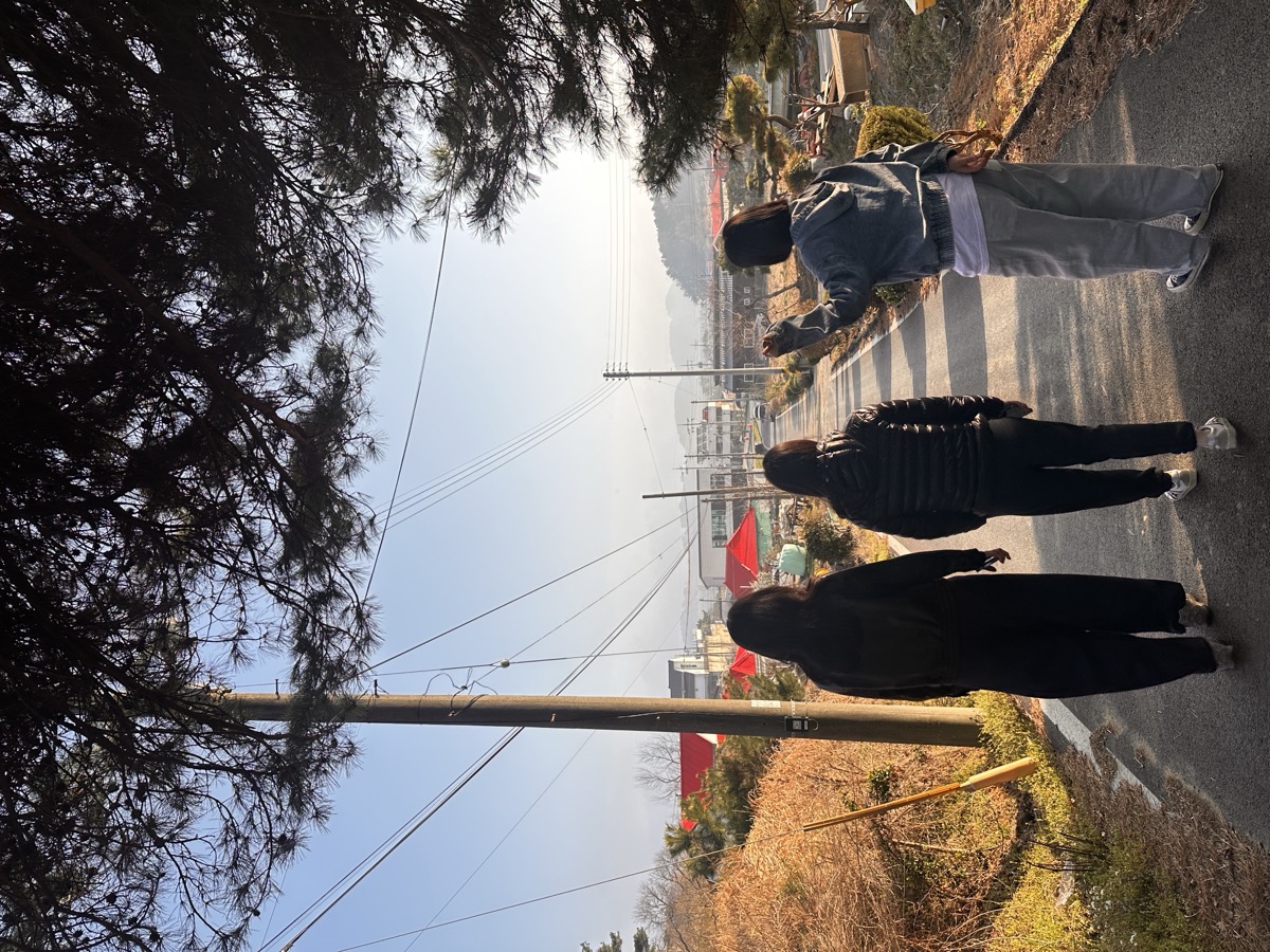 시골길을 걷는 사람들