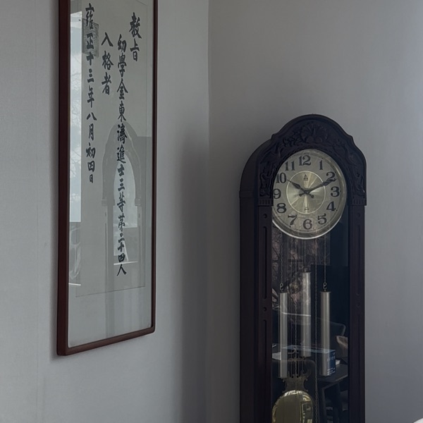 거실의 괘종시계와 액자