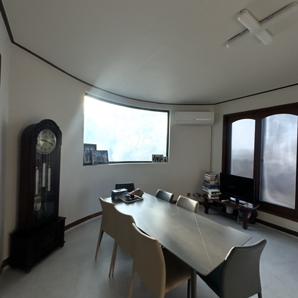 넓은 거실과 커브드 창문